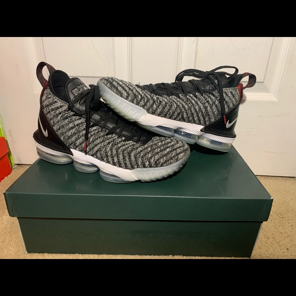 Nike Lebron 16 Oreo Black Metallic.